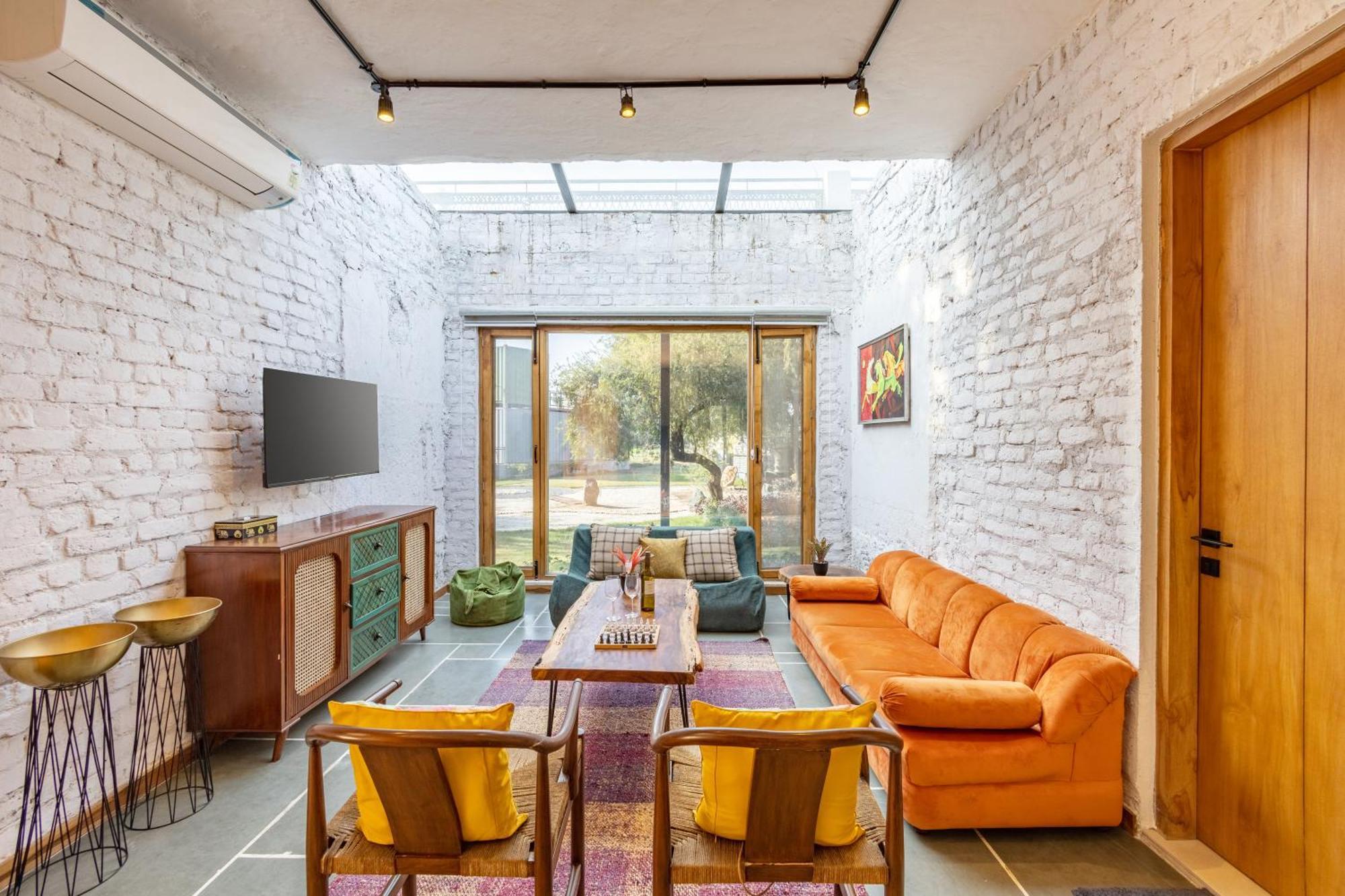 Vila Elivaas Hidden Oasis 4Bhk With Pool, Mud House & Container House Dhauj Exteriér fotografie