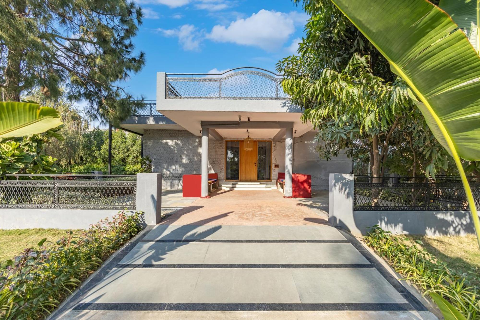 Vila Elivaas Hidden Oasis 4Bhk With Pool, Mud House & Container House Dhauj Exteriér fotografie